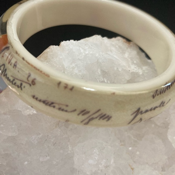 Vintage lucite cameo bangle - Picture 4 of 6